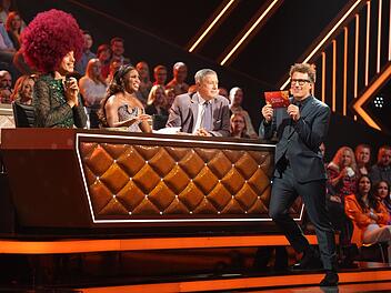 Kurz vor dem Halbfinale schauten Jury und Moderator besonders genau hin, von links: Jorge Gonz&aacute;lez, Motsi Mabuse, Joachim Llambi und Daniel Hartwich.