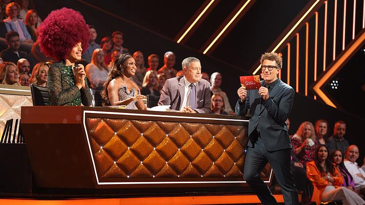 Kurz vor dem Halbfinale schauten Jury und Moderator besonders genau hin, von links: Jorge Gonz&aacute;lez, Motsi Mabuse, Joachim Llambi und Daniel Hartwich.