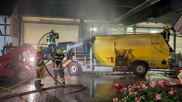 Ahorn: Landwirtschaftliche Maschine geht in Flammen auf - gro&szlig;er Schaden