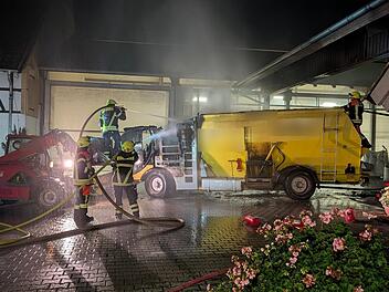 Ahorn: Landwirtschaftliche Maschine geht in Flammen auf - gro&szlig;er Schaden