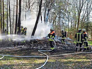 Die Feuerwehrleute löschen das brennende Waldstück bei Röbersdorf. Foto: News5