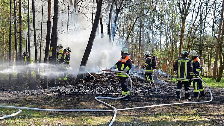 Die Feuerwehrleute löschen das brennende Waldstück bei Röbersdorf. Foto: News5