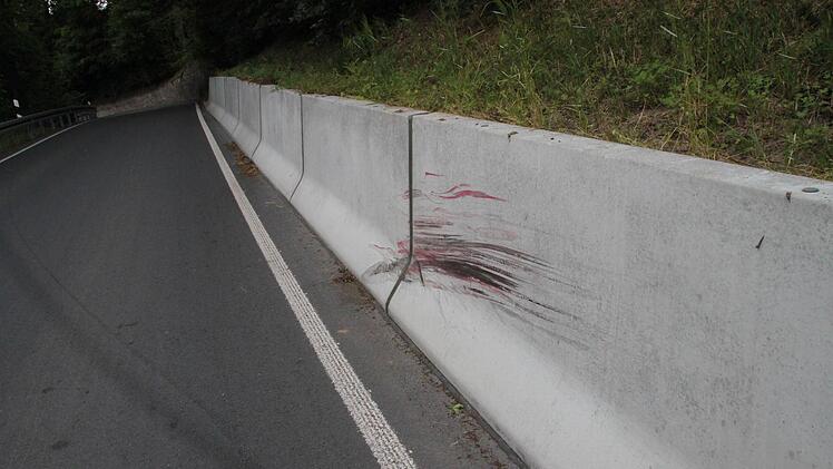 Zuvor war es an die Betonleitwand gestoßen. Foto: Jürgen Gärtner