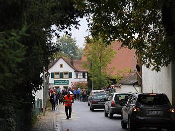 Am Tag der Offenen Brennereien war viel los in Mittelehrenbach. Die Bürgerversammlung für den Gemeindeteil wird noch am Freitag, 18. Dezember, im Vereinsheim von Mittelehrenbach nachgeholt. Foto: Franz Galster
