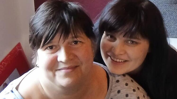 Jennifer (rechts) und Katrin Kurtz hoffen auf einen geeigneten Knochenmarksspender. Fotos: privat