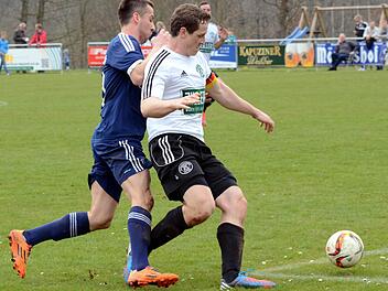 Schlaifhausens Spielführer Florian Kroder (r.) blockt Bernd Kilcher ab und schoss seine Farben per Traumtor in Führung. Doch das bessere Ende hatte der Reuther, der den 2:1-Siegtreffer markierte.  Foto: herzopress