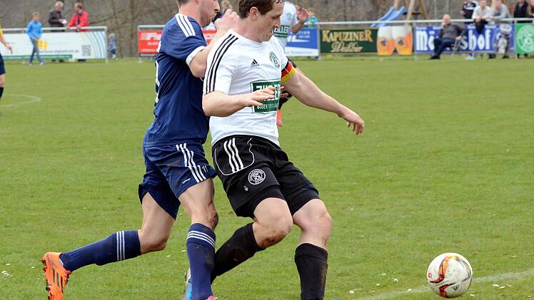 Schlaifhausens Spielführer Florian Kroder (r.) blockt Bernd Kilcher ab und schoss seine Farben per Traumtor in Führung. Doch das bessere Ende hatte der Reuther, der den 2:1-Siegtreffer markierte.  Foto: herzopress