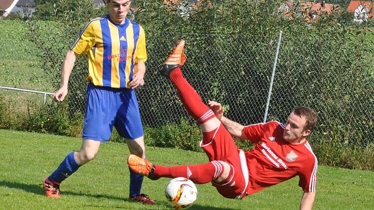 Akrobatisch und an einen Turnschwung am Seitpferd erinnernd endete der Zweikampf zwischen dem Thuisbrunner Niko Schwandner (l.) und Thomas Tumbach vom FC Leutenbach.  Fotos: Leo Hühnlein
