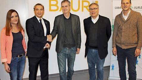 Besiegelt wurde die Kooperation von (von links) Elisabeth Liebschwager, Vorstandsmitglied Wirtschaftsforum Obermain-Jura, Michael Limmer, Zweiter Vorsitzender Wirtschaftsforum Obermain Jura , Hendrik Montag-Schwappacher, Gesch&auml;ftsf&uuml;hrer Innovations-Zentrum Region Kronach, Vorstandssprecher Thomas Kneitz (Innovations-Zentrum Region Kronach) und der Dritte Vorsitzende des Wirtschaftsforum Obermain Jura, Christian Dietz. Foto: Roland Dietz