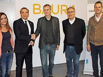 Besiegelt wurde die Kooperation von (von links) Elisabeth Liebschwager, Vorstandsmitglied Wirtschaftsforum Obermain-Jura, Michael Limmer, Zweiter Vorsitzender Wirtschaftsforum Obermain Jura , Hendrik Montag-Schwappacher, Geschäftsführer Innovations-Zentrum Region Kronach, Vorstandssprecher Thomas Kneitz (Innovations-Zentrum Region Kronach) und der Dritte Vorsitzende des Wirtschaftsforum Obermain Jura, Christian Dietz. Foto: Roland Dietz