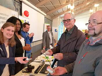 Winfried Wölfert (rechts) und Joachim Opitz (daneben) nahmen das Angebot eines Tausches wahr und waren bereit zur Beratung. Foto: Lothar Weidner