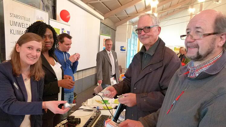 Winfried Wölfert (rechts) und Joachim Opitz (daneben) nahmen das Angebot eines Tausches wahr und waren bereit zur Beratung. Foto: Lothar Weidner