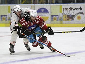 Unser Bild aus der vergangenen Saison zeigt Haßfurts Ilja Kinereisch (links) und den Finnen Nico Samuel Grönstrand, der auch in diesem Jahr zu den Leistungsträgern der Kissinger Wölfe zählt. Das Derby endete seinerzeit mit 5:4 für die "Hawks".Ralf Naumann/Archiv