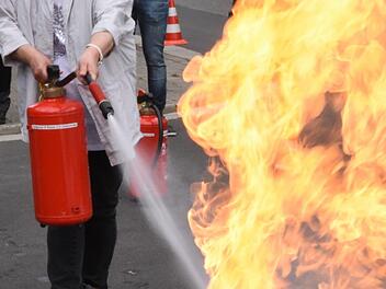 Mit mehreren zusammengesammelten Feuerlöschern bekämpfte ein zufällig anwesender Passant einen Brand in einem Seniorenwohnheim in Nürnberg. Symbolfoto: Carmen Schwind