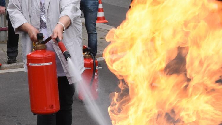 Mit mehreren zusammengesammelten Feuerlöschern bekämpfte ein zufällig anwesender Passant einen Brand in einem Seniorenwohnheim in Nürnberg. Symbolfoto: Carmen Schwind