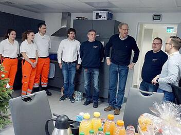 Bürgermeister German Hacker bei seinem Weihnachtsbesuch auf der Rettungswache  Foto: Richard Sänger