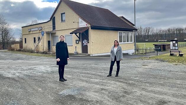Bundestagsabgeordnete Emmi Zeulner (l.) und B&uuml;rgermeisterin Doris Leithner-Bisani freuen sich &uuml;ber die F&ouml;rderzusage f&uuml;r die Sportst&auml;tte.