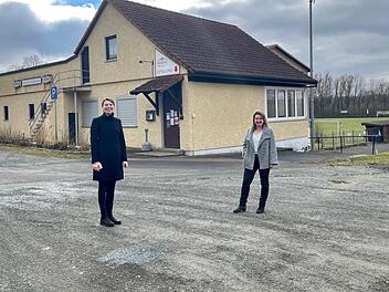 Bundestagsabgeordnete Emmi Zeulner (l.) und Bürgermeisterin Doris Leithner-Bisani freuen sich über die Förderzusage für die Sportstätte.