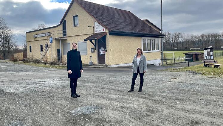 Bundestagsabgeordnete Emmi Zeulner (l.) und Bürgermeisterin Doris Leithner-Bisani freuen sich über die Förderzusage für die Sportstätte.