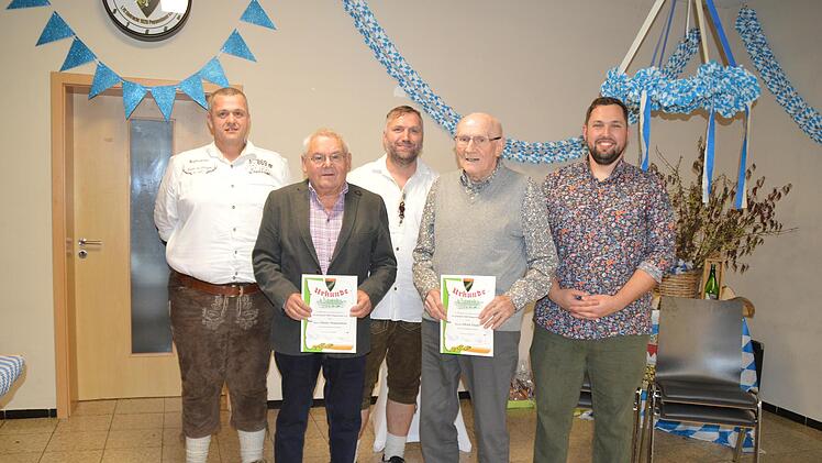 60 und 70 Jahre beim FC:  (von links) Björn Kamenik (Vorstand), Dieter Sensenstein, Manuel Düring (Vorstand), Alfred Ziegler und Sven Gessner (Vorstand). Foto: Annette Warmuth