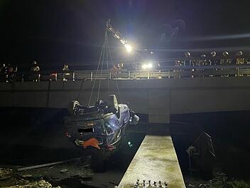 Auto stürzt von Brücke