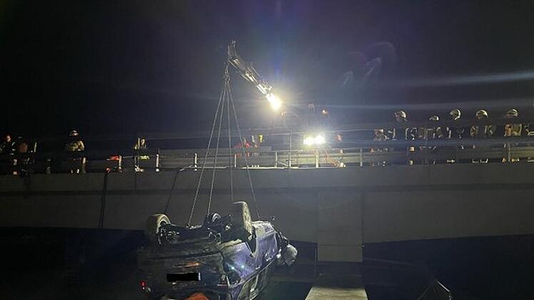 Auto stürzt von Brücke