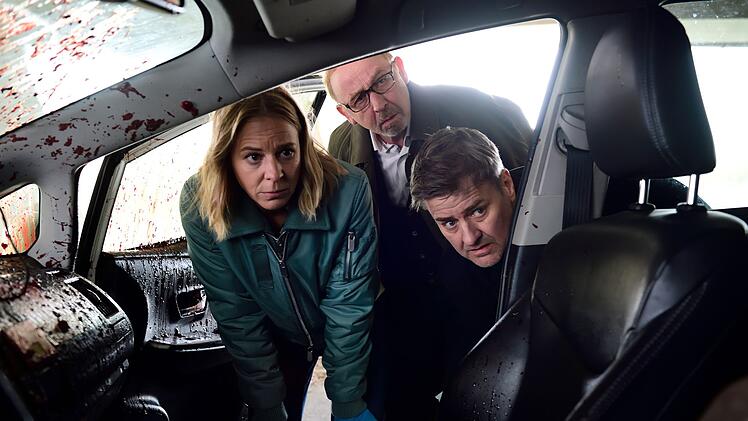 Das Ermittler-Trio Harald Neuhauser (Marcus Mittermeier, rechts), Ludwig Schaller (Alexander Held) und Angelika Flierl (Bernadette Heerwagen) ermitteln im Fall einer brutal ermordeten Taxifahrerin.