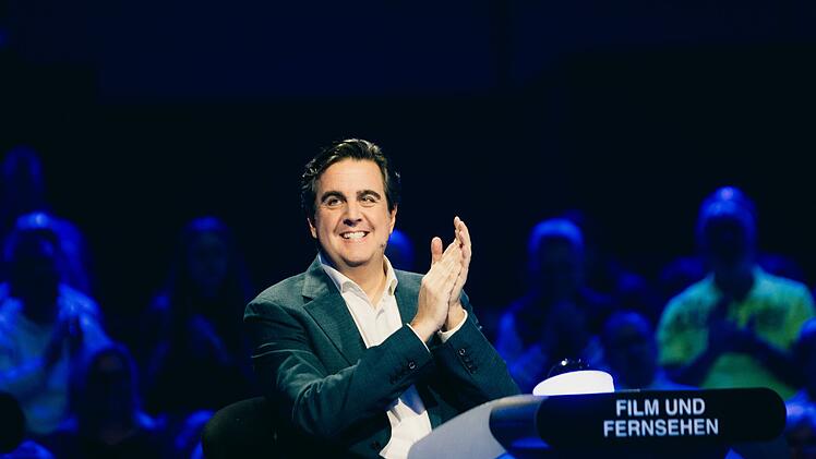 Bastian Pastewka ist zum 20. Mal dabei beim "Quiz-Champion". Er ist Experte in der Rubrik "Film und Fernsehen". Und das obwohl er manche sehr popul&auml;re Serie der letzten zwei Jahrzehnte nie gesehen hat. Daf&uuml;r wei&szlig; er, was das Besondere am Durchsagen-Sprecher am Flughafen K&ouml;ln/Bonn ist.