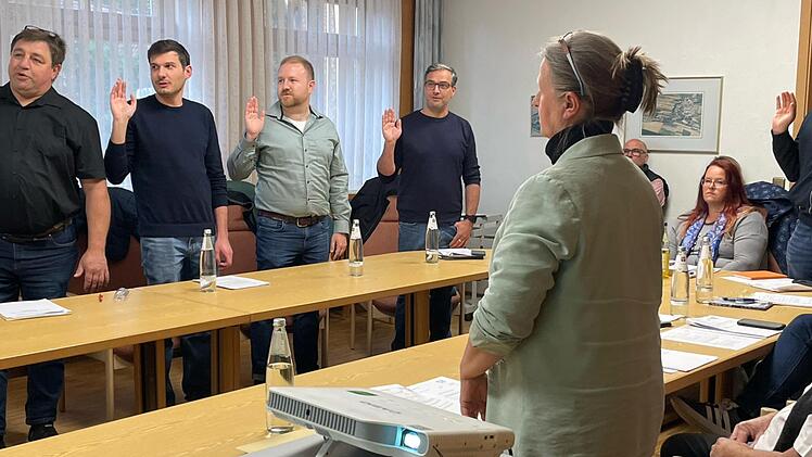 Die neuen Gemeinder&auml;te beim Sprechen ihres Amtseides.