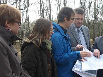 Förderbescheid für ein einmaliges Projekt. Bei der Übergabe die Regionalmanagerinnen Cordula Kuhlmann und Ursula Schneider, Landrat Thomas Bold, Karl-Heinz Suhl (AfL) und die Bürgermeister Siegfried Erhard und Arthur Arnold.