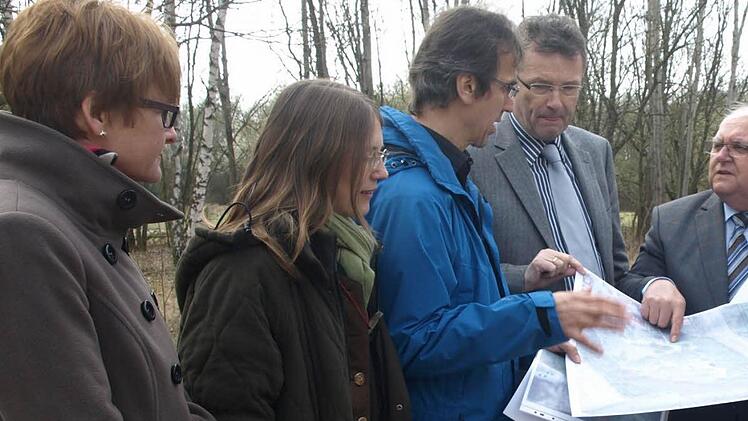 Förderbescheid für ein einmaliges Projekt. Bei der Übergabe die Regionalmanagerinnen Cordula Kuhlmann und Ursula Schneider, Landrat Thomas Bold, Karl-Heinz Suhl (AfL) und die Bürgermeister Siegfried Erhard und Arthur Arnold.