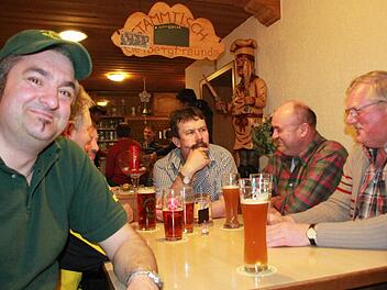 In geselliger Runde sitzen Wolfgang Jäger (links) und die anderen "Eierbergfreunde" in ihrem Stammlokal, der Brauerei Thomann, oft und gern am Stammtisch beisammen.