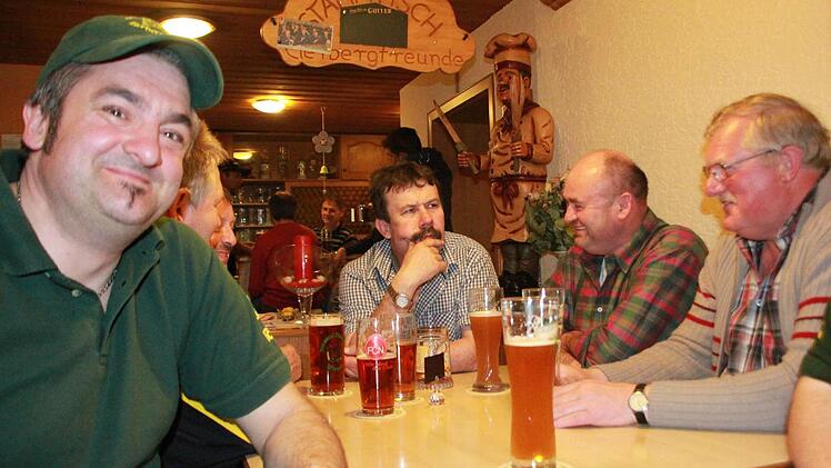 In geselliger Runde sitzen Wolfgang Jäger (links) und die anderen "Eierbergfreunde" in ihrem Stammlokal, der Brauerei Thomann, oft und gern am Stammtisch beisammen.