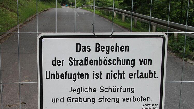 Mit Gittern sicherten die Behörden den rutschenden Hang ab