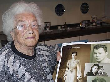 Gerne blättert Gerta Gertloff ihre Fotos durch. Das Bild zeigt sie in jungen Jahren mit ihren Kindern Gerhard und Ruth.  Foto: Veronika Schadeck