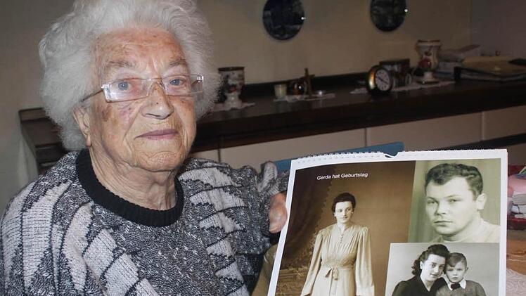 Gerne blättert Gerta Gertloff ihre Fotos durch. Das Bild zeigt sie in jungen Jahren mit ihren Kindern Gerhard und Ruth.  Foto: Veronika Schadeck
