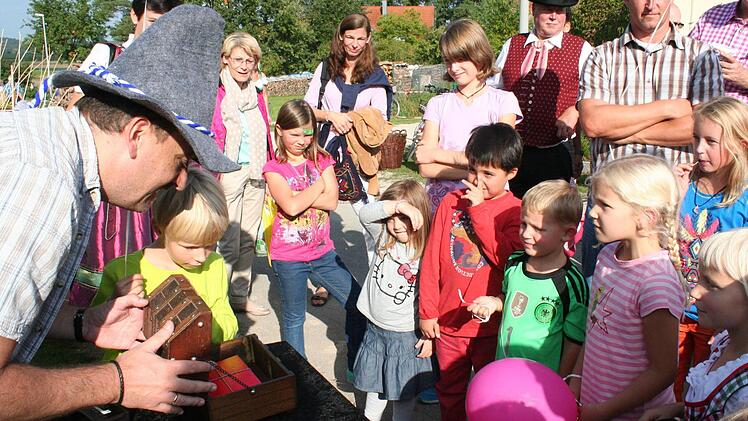 Ein Zauberer zog die Kinder in seinen Bann.