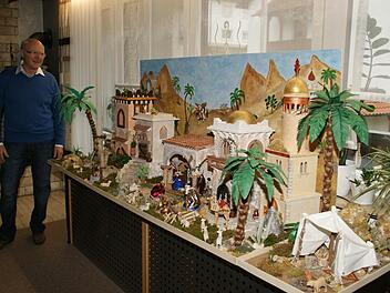 Mehrere Monate dauerte es, bis die orientalischen Krippe fertig war. Sie schmückt jetzt bis in den Januar das Wohnzimmer.  Fotos: Sabine Weinbeer