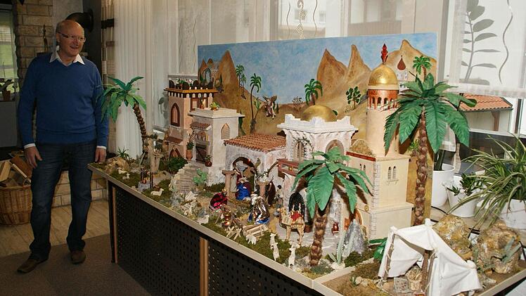 Mehrere Monate dauerte es, bis die orientalischen Krippe fertig war. Sie schmückt jetzt bis in den Januar das Wohnzimmer.  Fotos: Sabine Weinbeer