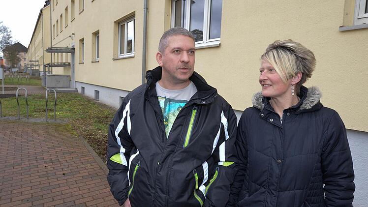 Pioniere in der ehemaligen US-Kaserne: Iris und Thomas Hoffmann freuen sich über ihre große Wohnung in der Hauptsmoorstraße.  Foto: Ronald RInklef
