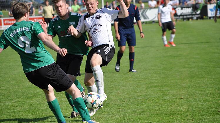 Lukas Engelhardt (Neufang) bleibt an Josef Weidner hängen. Foto: Kalb