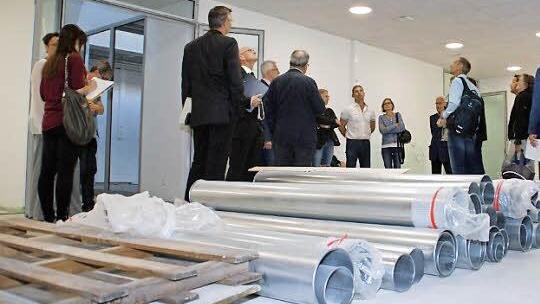 Am Schulzentrum in Haßfurt geht im Rahmen der Generalsanierung der Bauabschnitt "Gymnasium" seinem Ende entgegen. Unser Bild zeigt die Vertreter des Zweckverbandes Schulzentrum im künftigen Lehrerzimmer, das im Oktober bezogen werden soll.