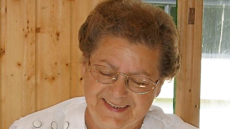 Agathe Bachmeier beim "Ausziehen" der Kiegli in Höchstadt. Fotos: Manfred Welker