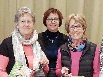 Das Vorstandsteam mit Brigitte Pakosch (links), Ulli Steigner (Mitte) und Birgit Herrnleben (rechts) verabschiedete Martha Sch&uuml;bert (Zweite von links) und Irene Kernwein aus dem Vorstand des Frauenbundes. Renate Hoh, die ebenfalls ausscheidet, fehlt auf dem Bild.  Foto: HB