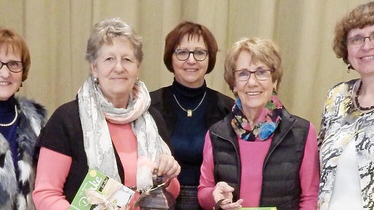 Das Vorstandsteam mit Brigitte Pakosch (links), Ulli Steigner (Mitte) und Birgit Herrnleben (rechts) verabschiedete Martha Sch&uuml;bert (Zweite von links) und Irene Kernwein aus dem Vorstand des Frauenbundes. Renate Hoh, die ebenfalls ausscheidet, fehlt auf dem Bild.  Foto: HB
