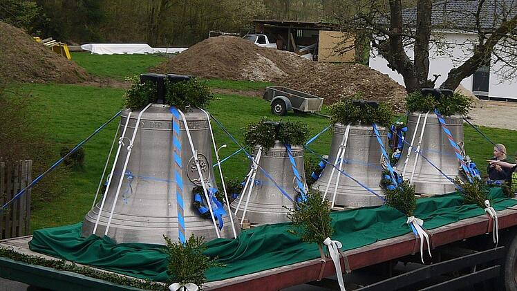 In Gleußen standen viele Menschen an der Straße, um die Ankunft der neuen Glocken für die evangelische Kirchengemeinde  live mitzuerleben. Nach Pfingsten wird das neue Geläut erstmals zu hören sein.Berthold Köhler