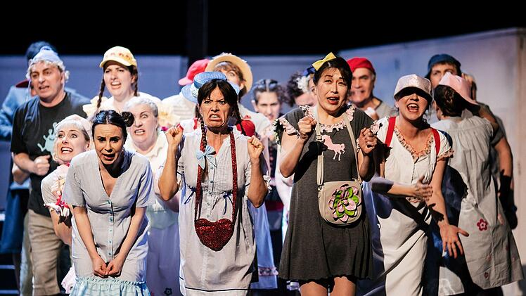 "Neues vom Tage": Szene aus der Coburger Erstaufführung von Paul Hindemiths Oper am Landestheater.Foto: Sebastian Buff