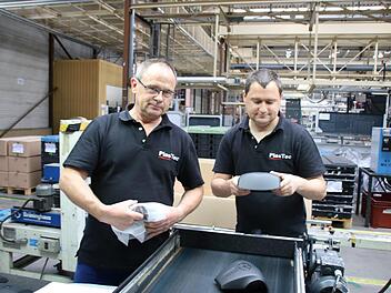 Treue Mitarbeiter: Siegmund Schaupp (links) aus Aura ist seit 30 Jahren im Unternehmen, mittlerweile arbeiten auch seine Söhne im Werk Albertshausen, Thorsten Schaupp (rechts) sogar in der gleichen Schicht. Foto: Ralf Ruppert