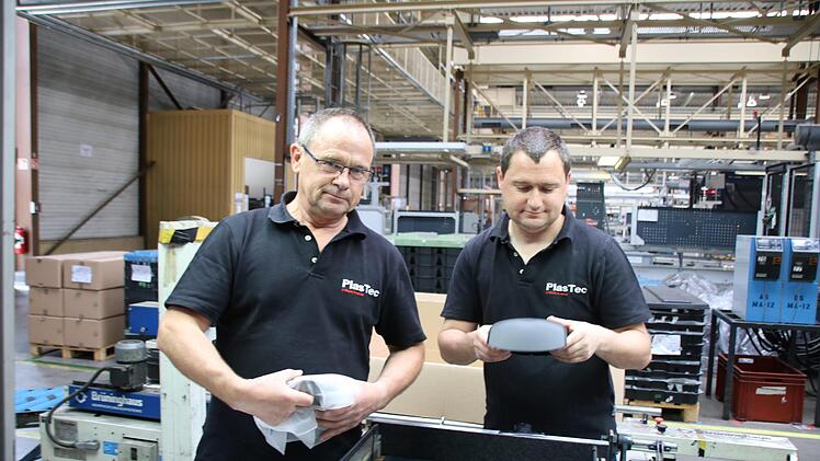 Treue Mitarbeiter: Siegmund Schaupp (links) aus Aura ist seit 30 Jahren im Unternehmen, mittlerweile arbeiten auch seine Söhne im Werk Albertshausen, Thorsten Schaupp (rechts) sogar in der gleichen Schicht. Foto: Ralf Ruppert