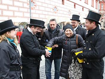 Jedes Los gewinnt! Mit diesem Motto lockten die Kaminkehrer die Coburger. Am Ende ihrer Spendenaktion konnten 5000 Euro an die Stiftung für krebskranke Kinder überreicht werden.  Foto: Michael Stelzner